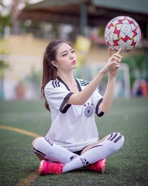 Để ủng hộ mùa Word Cup 2014, Lilly Luta cũng thực hiện một bộ ảnh trong trang phục của đội tuyển Đức. Nữ diễn viênSô cô la hay hoa hồnglà fan của "những cỗ xe tăng". Lilly chia sẻ, trong trận Đức gặp Bồ Đào Nha, dù có việc riêng nhưng cô đã cố gắng về nhà sớm để xem hiệp 2. Nhập mô tả cho ảnh