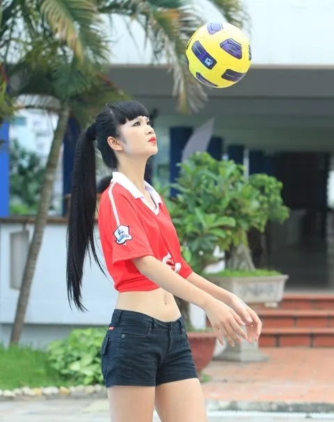 Chân dài Hạ Vy trong trang phục đội bóng Manchester United. Hạ Vy từng chia sẻ trong một bài phỏng vấn, cả hai vợ chồng cô là fan của quỷ đỏ. Dù bận công việc đến mấy, cô cũng cố gắng thu xếp để theo dõi những trận cầu sôi động của giải ngoại hạng Anh, ngay cả khi phải thức khuya xem. Nhập mô tả cho ảnh