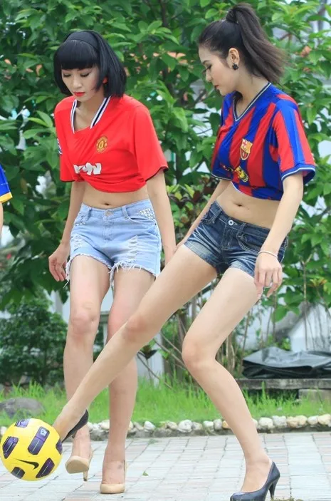 Chân dài Hà Phương và Bích Ngọc nóng bỏng trong trang phục quần đùi áo số.Ảnh: Quang Thái Nhập mô tả cho ảnh