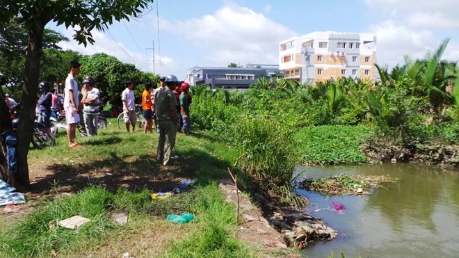 Thi thể người phụ nữ được kéo vào gần bờ chờ cơ quan chức năng đến xử lý.