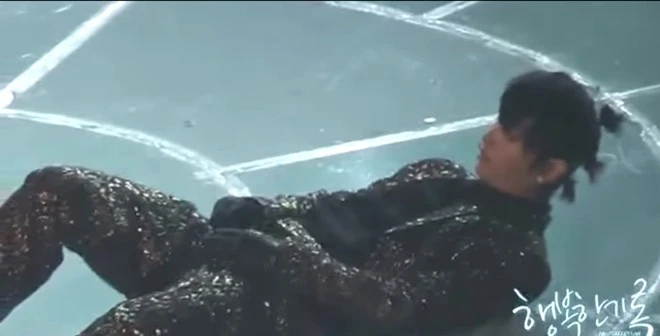 Chansung (2PM) từng diễn gần một nửa ca khúc Heartbeat với chiếc quần... mở toang. Cho đến đoạn vũ đạo nằm xuống, Chansung mới nhận ra. Thay vì tỏ ra bối rối hay xấu hổ, anh chàng thản nhiên kéo khóa lên, đứng dậy, và biểu diễn như không có chuyện gì xảy ra. 