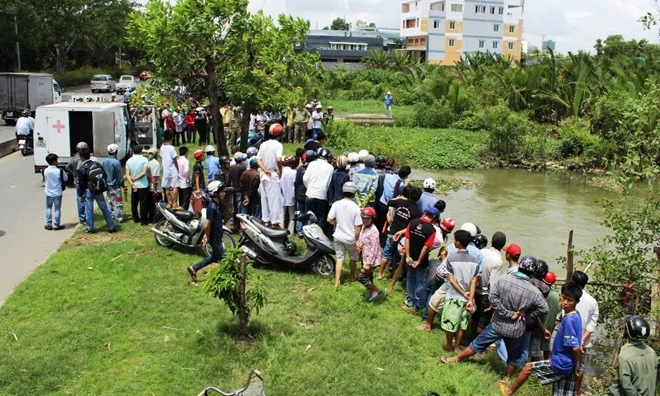 Rất đông người dân đến theo dõi vụ việc.
