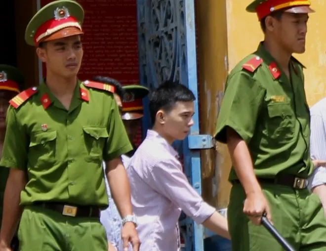 Triều bị dẫn giải sau phiên tòa. Triều bị dẫn giải sau phiên tòa.