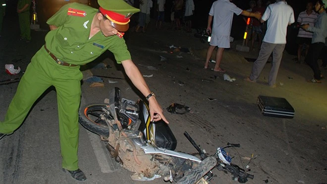 Một xe máy phần trước của xe bị nát bét.