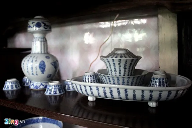 Đồ gốm sứ in chữ có nguồn gốc từ thời nhà Thanh ông Cường rất tâm đắc. Những báu vật 'vua đồ cổ' Sài Gòn hiến tặng biển đảo