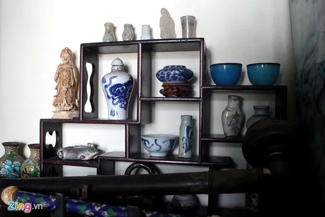 Hàng ngàn cổ vật lớn nhỏ, có niên đại, xuất xứ và giá trị khác nhau được ông trưng bày khắp ngôi nhà nhỏ của mình. Những báu vật 'vua đồ cổ' Sài Gòn hiến tặng biển đảo