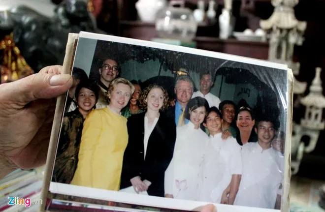 Năm 2000, ông Cường vinh dự được đónTổng thống Mỹ Bill Clinton và phu nhân ghé thăm kho đồ cổ của mìnhkhi đến TP.HCM. Những báu vật 'vua đồ cổ' Sài Gòn hiến tặng biển đảo