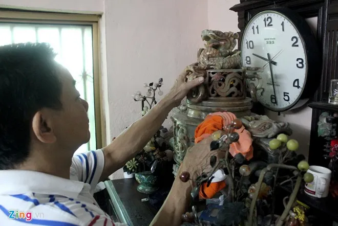 Trước việc Trung Quốc xâm phạm chủ quyền biển Việt Nam, như nhiều người dân khác ông Cường rất quan tâm. "Khi nghe Mặt trận Tổ quốc TP.HCM phát động chương trình vì biển đảo quê hương, tôi quyết định sẽ bán đấu giá số cổ vật để ủng hộ 70% tổng số giá trị cho quỹ quốc phòng, còn lại chia cho con cái, dòng họ còn nhiều khó khăn", "Vua đồ cổ" Hoàng Văn Cường, chia sẻ. Thông qua báo chí, ông Cường cũng mong muốn UB MT Tổ quốc Việt Nam TP.HCM với chương trình “Vì biển đảo quê hương” sẽ là cầu nối cho ông với các cơ quan chức năng để tiến hành định giá số cổ vật để ông sớm đạt thành tâm nguyện. Những báu vật 'vua đồ cổ' Sài Gòn hiến tặng biển đảo