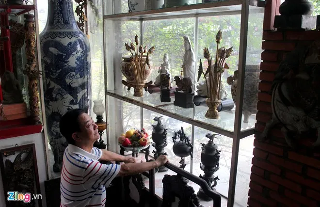Căn nhà 3 gác trên đường Đông Du, quận 1, TP.HCM, ông Hoàng Văn Cường, được mệnh danh là "Vua đồ cổ" Sài Gòn vừa dùng để ở vừa trưng bày hàng ngàn món đồ cổ trong và ngoài nước với nhiều niên đại khác nhau. Các món đồ cổ đủ nhiều chất liệu và kiểu dáng, kích cỡ, có giá trị lớn về văn hóa, lịch sử, kinh tế. Những báu vật 'vua đồ cổ' Sài Gòn hiến tặng biển đảo