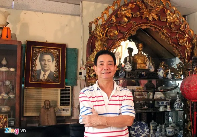 Ngoài điểm trưng bày là căn nhà ông đang ở, hiện tại ông Cường còn có2 địa điểm trưng bày cổ vật khác ở quận Thủ Đức và quận 7. Số lượng cổ vật khổng lồ này được ông sưu tập ở trong và ngoài nước từ năm 1968 khi ông mới 20 tuổi,theo “gen” truyền thống của ông nội và cha mình. Ảnh: "Vua đồ cổ" Hoàng Văn Cường bên bộđồ Ngự của triều đình Huế có từ thời vua Khải Định. Những báu vật 'vua đồ cổ' Sài Gòn hiến tặng biển đảo