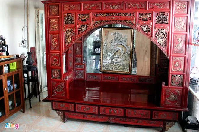 Bộ sưu tập đồ cổ của ông Cường có đủ các kiểu dáng, lớn nhất vẫn là chiếc "Long sàng ấu Chúa" (giường dành cho con Vua) có từ thời Vua Tự Đức thế kỷ 18 có giá trị hàng tỷ đồng. Những báu vật 'vua đồ cổ' Sài Gòn hiến tặng biển đảo