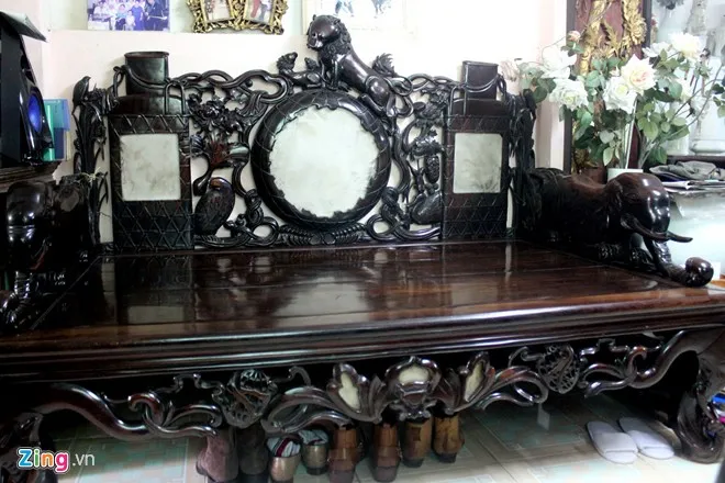 Chiếc sập ba thành dùng để hút thuốc của một viên quan triều Huế là món đồ cổ có giá trị lớn và được giới đồ cổ đánh giá là “Thiên hạ vô đối” (không có chiếc thứ hai). Chiếc sập có tuổi đời hơn 300 năm và nguồn gốc từ Trung Quốc, được một viên quan triều đình Huế mua về sử dụng. Những báu vật 'vua đồ cổ' Sài Gòn hiến tặng biển đảo