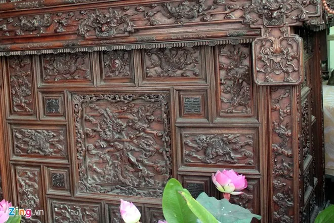 Chiếc bàn thờ bằng gỗ Hoàng Hoa Lý (gỗ sưa) được chạm khắc rất tinh xảo với rất nhiều hình rồng uốn lượn. Bàn thờ độc này có từ thời vua Khải Định năm 1900, được vua dùng để cúng, tế trời, cầu an mưa thuận gió hòa. Những báu vật 'vua đồ cổ' Sài Gòn hiến tặng biển đảo