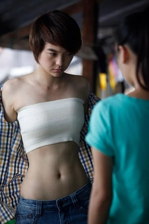 Sang tới tập 32 gần đây, Đông Dương tự mình cởi áo chứng minh thân phận nữ nhi với Thêu (Nhã Phương)- cô gái từ lâu theo đuổi Đông Dương. 