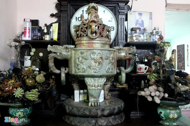 Bộ Cành vàng lá ngọc được làm rất tinh xảo với nhiều chi tiết khó bằng các loại chất liệu như ngọc, mã não, san hô, hổ phách từ đời nhà Thanh, Trung Quốc. Những báu vật 'vua đồ cổ' Sài Gòn hiến tặng biển đảo