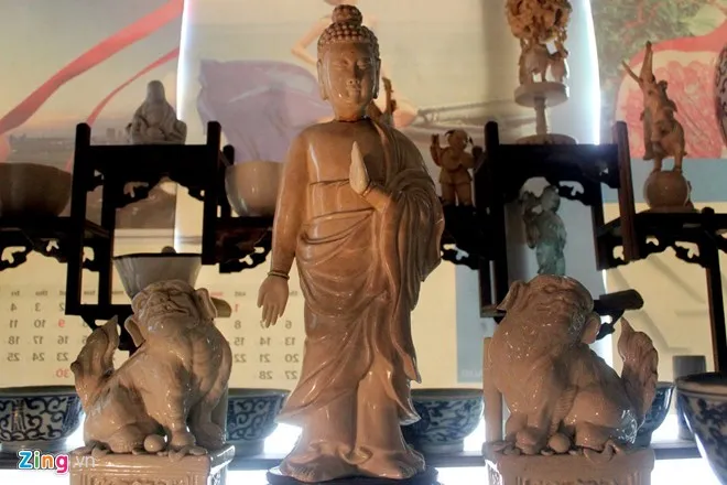 Bộ sưu tập độc sắc (chỉ màu trắng) với nhiều món đồ khác nhau như tượng Phật, di lặc, lân...từ thời nhà Tống, Minh, Thanh (Trung Quốc). Những báu vật 'vua đồ cổ' Sài Gòn hiến tặng biển đảo