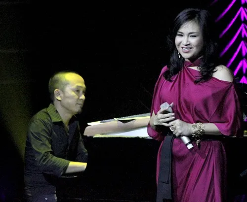 Trải qua nhiều thăng trầm trong cuộc sống, Thanh Lam và Quốc Trung là cặp nghệ sĩ đã ly hôn nhưng lại có sự gắn bó thân thiết nhất của showbiz Việt. Không chỉ trong âm nhạc, cả hai còn coi nhau như những người bạn tri kỉ thực sự trong cuộc sống. Đến nay, khán giả cũng không quá bất ngờ khi thấy Quốc Trung, Thanh Lam cùng nhau đưa con đi xem phim hay xuất hiện bên nhau trong các sự kiện giải trí. 4 cặp sao Việt vẫn thân thiết khi tình yêu tan vỡ