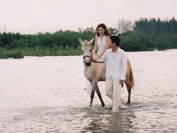 Nam ca sĩ gốc Quy Nhơn thổ lộ: "Tôi yêu Thảo không phải vì sắc đẹp, tôi có thể lựa chọn được người đẹp hơn cô ấy. Sự nổi tiếng cũng ngoại lệ vì tôi thừa hiểu, trong tình yêu sự nổi tiếng phiền toái thế nào”. Thời gian đó, Quang Dũng - Thanh Thảo tận hưởng hạnh phúc ngọt ngào bên nhau như chính lời ca khúcVị ngọt đôi môi mà cặp đôi này thể hiện rất thành công. 4 cặp sao Việt vẫn thân thiết khi tình yêu tan vỡ