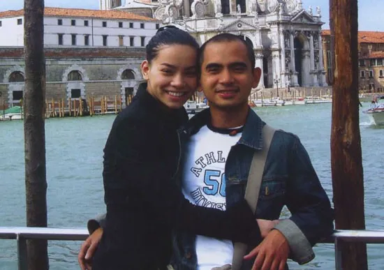 Hồ Ngọc Hà - Đức Trí: Trên con đường nghệ thuật, tên tuổi của Hồ Ngọc Hà gắn liền với nhạc sĩ Đức Trí trong quãng thời gian chuyển từ vai trò người mẫu sang làm ca sĩ. Qua sự giới thiệu của nhạc sĩ Huy Tuấn, cả hai đã có dịp quen nhau và nảy sinh tình cảm trong quá trình thực hiện album24 giờ 7 ngày vào năm 2004. 4 cặp sao Việt vẫn thân thiết khi tình yêu tan vỡ