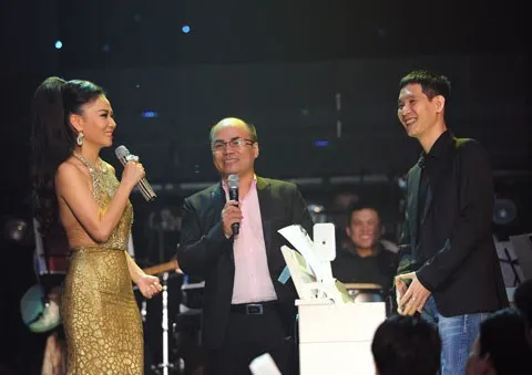 Trong đêm liveshow Dấu ấn của Thu Minh, nhạc sĩ Hoài Sa đã đứng cùng “mối tình 8 năm” trên sân khấu. Anh đệm đàn cho cô thể hiện hai tình khúc quen thuộc là Giọt mưa thu (Đặng Thế Phong) và Phút cuối (Lam Phương). Với Thu Minh, Hoài Sa luôn là người đệm đàn hay nhất. Trong khi đó, Hoài Sa khẳng định: "Đối với Hoài Sa, hay nhất hay thế nào không quan trọng mà quan trọng là chỉ có duy nhất một Thu Minh trên đời thôi". 4 cặp sao Việt vẫn thân thiết khi tình yêu tan vỡ