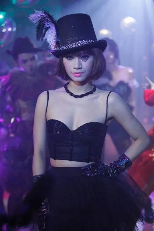 Lần đầu tiên lấn sân vào điện ảnh, hình ảnh của Trà Mi Idol rất được chăm chút trong mọi phân cảnh. Thời trang nóng bỏng của kiều nữ Việt trong phim