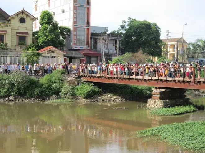 Hàng trăm người đứng trên cầu theo dõi cuộc vớt thi thể nạn nhân khiến giao thông hỗn loạn vào sáng 4/7.