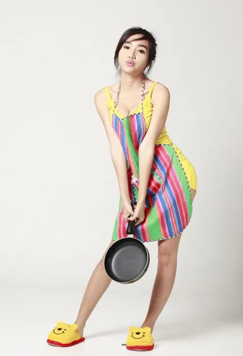 Mỗi khi một đơn vị sản xuất nào đó nhắc đến cái tên Elly Trần trong bộ phim mới sản xuất, lập tức khán giả tò mò ngay đến các tạo hình mà cô sẽ thể hiện. Thời trang nóng bỏng của kiều nữ Việt trong phim