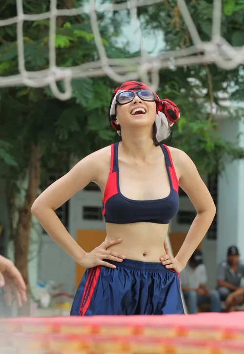 Trong số hàng loạt các tạo hình xinh đẹp lẫn gợi cảm, bộ phimBóng ma học đường(ảnh trên) vàChàng men nàng bóng(ảnh dưới) đã có những khoảnh khắc giúp Ngọc Diệp khoe được vẻ đẹp hình thể chân thực nhất. Thời trang nóng bỏng của kiều nữ Việt trong phim