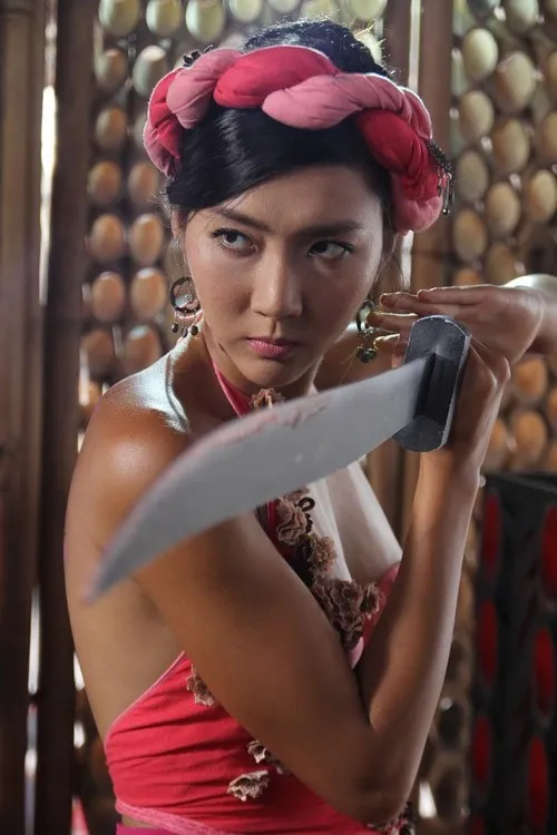 Trang phục được sử dụng trong bộ phimMỹ nhân kếcó thiết kế gợi cảm, khoe được vóc dáng đẹp của các nữ diễn viên. Thời trang nóng bỏng của kiều nữ Việt trong phim