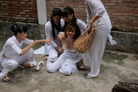 Xuất phát điểm là một người mẫu, Ngọc Diệp dần trở thành cái tên giúp các nhà sản xuất phim dễ bán vé nhất. Thời trang nóng bỏng của kiều nữ Việt trong phim