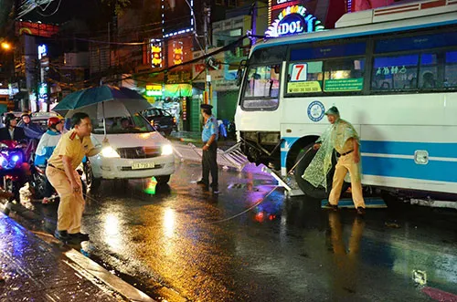 Xe buýt ủi tung dải phân cách ảnh 2