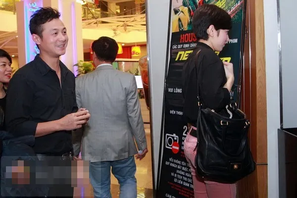 Sau khi kết hôn, người đẹp thường cùng MC Anh Tuấn tới dự các sự kiện của làng giải trí. Nhưng khi thấy phóng viên chú ý tới mình, cô chọn cách lảng tránh và không ít lần “bỏ mặc” Anh Tuấn với báo giới. Sau khi kết hôn, người đẹp được MC Anh Tuấn dẫn tới các sự kiện của làng giải trí nhưng khi có phóng viên ảnh đến, cô chọn cách lảng tránh chụp ảnh với chồng, cô thậm chí “bỏ mặc” Anh Tuấn với báo giới.