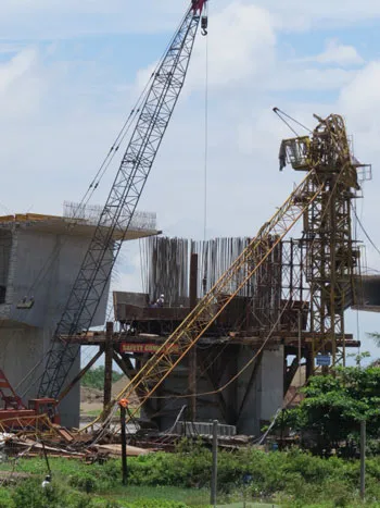 Bắt đầu ngày làm việc, công nhân Công ty Cổ phần cầu 12 đang di chuyển vật liệu xây dựng cầu Lạch Tray (phường Hải Thành, Dương Kinh) trong dự án đường cao tốc Hà Nội - Hải Phòng thì chiếc cần cẩu cao khoảng 30 m bị sập xuống. sap1-1768-1404883185.jpg