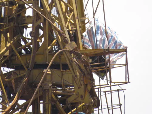 Bốn công nhân phía dưới bị cẩu rơi trúng khiến một người chết, 3 người bị thương nặng. Người lái cần cẩu cũng thiệt mạng và thi thể bị kẹt trong cabin. sap6-9309-1404883186.jpg