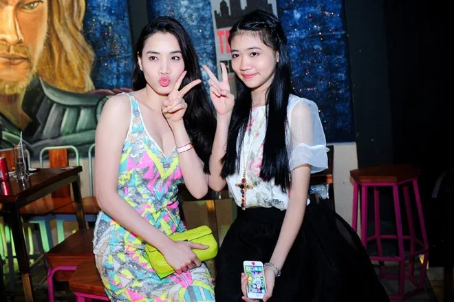 Tam Triều Dâng diện váy gợi cảm trong tiệc trưởng thành