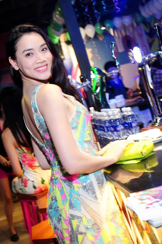 Tam Triều Dâng diện váy gợi cảm trong tiệc trưởng thành