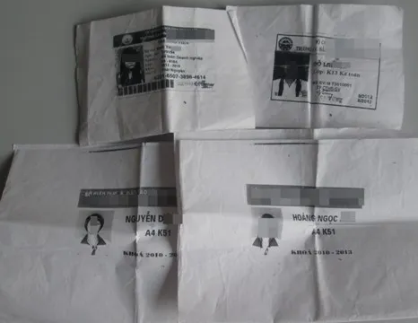 Những tấm thẻ sinh viên được các cô gái đưa ra để "ngã giá". Những tấm thẻ sinh viên được các cô gái đưa ra để