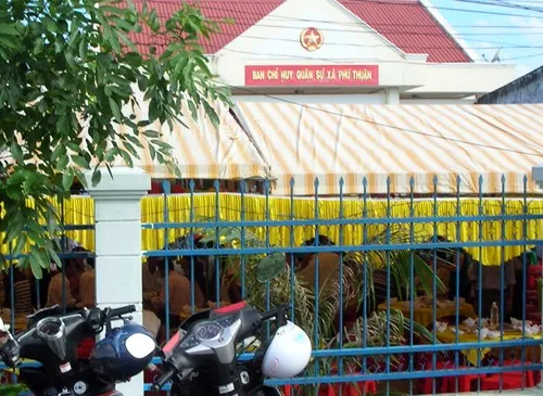 Tiệc cưới tổ chức trong khuôn viên UBND xã. Chủ tịch xã gả chồng cho con gái chưa tròn 16 tuổi