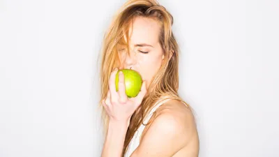 Táo chứa phloridzin – một chất có cấu trúc tương tự như hormone tình dục ở nữ giới giúp bôi trơn âm đạo.