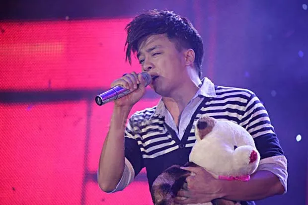 Đầu tháng 7/2012, nam ca sĩ Cao Thái Sơn phải hủy bỏ phần trình diễn tại Sao Mai điểm hẹn 2012 vì nhập viện đột ngột do sốt cao. Phía giọng ca Con đường mưa cho biết nguyên nhân là do Cao Thái Sơn lo lắng và chịu sức ép trong thời điểm scandal dồn dập. Vào thời điểm đó, Cao Thái Sơn đang vướng vào scandal tình – tiền với một Việt kiều tên là Adam Nguyễn. 