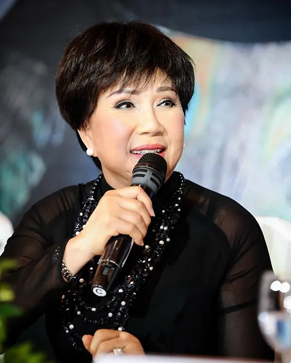 Danh ca Lệ Thu từng bị đàn anh/đàn chị dằn mặt khi mới đi hát: Vừa qua, trong buổi họp báo trước liveshow riêng tại quê nhà, Lệ Thu đã kể lại câu chuyện mình bị một đồng nghiệp lừa – “Những ngày đầu vào nghề, tôi được đi lưu diễn nước ngoài cùng khá nhiều ca sĩ tên tuổi. Khi phân chia ca khúc để trình diễn, một ca sĩ rất có tiếng nói với tôi rằng họ chỉ hát được duy nhất bài tiếng Việt đó và bảo tôi nhường. Tuy nhiên, khi lên sân khấu, người này hát một mạch 5 bài tiếng Việt. Như thế không phải dằn mặt nhau là gì?”.