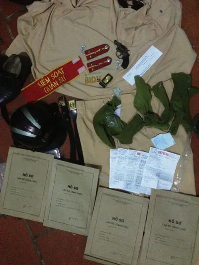 Bùi Anh Tuấn và những tang vật công an thu được tại nhà của đối tượng này Bùi Anh Tuấn và những tang vật công an thu được tại nhà của đối tượng này
