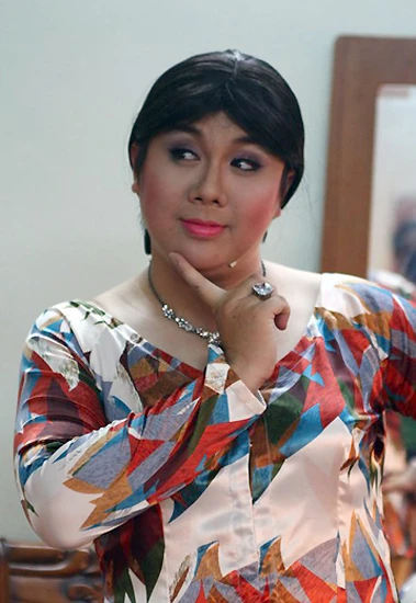 Hình ảnh giả gái quen thuộc của Gia Bảo trên sân khấu.