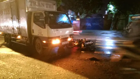 Phóng với tốc độ nhanh, thanh niên đâm đầu vào xe tải dẫn đến nguy kịch