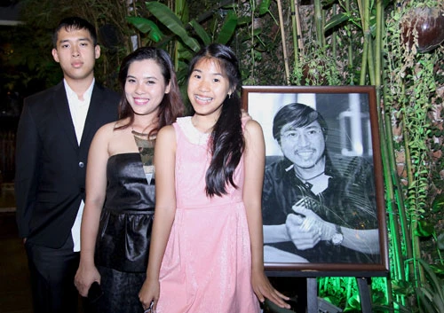 Tối qua, gia đình của cố đạo diễn Huỳnh Phúc Điền cũng có mặt trong đêm nhạc tưởng nhớ này. Huỳnh Phúc Thanh Nhân em gái của cố đạo diễn cũng đã nói nghiệp anh. Hiện tại cô đã là một trong những nữ đạo diễn được nhiều người biết đến và phụ trách khá nhiều chương trình lớn. Huỳnh Phúc Thanh Nhân chia sẻ: Tình cảm của các nghệ sĩ dành cho anh Điền chưa bao giờ thay đổi. Riêng tôi, tôi chưa bao giờ nghĩ là anh tôi đã mất mà là anh ấy chỉ đi công tác xa. Mỗi khi đi làm chương trình tôi vẫn nghe mọi người kể cho nhau nghe những câu chuyện về anh. Trong đêm nhạc này, chị Hải Anh và hai đứa cháu cũng về và có mặt. Ba cô cháu ngày xưa hay chạy lăng xăng chụp ảnh, quậy tưng bừng, anh Điền ngồi đấy cười, đùa giỡn cùng. Bây giờ cũng vậy. Ảnh vẫn cười, nhìn theo 3 cô cháu.