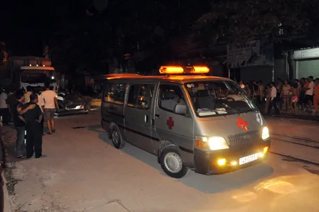 Xe ô tô đưa thi thể nạn nhân rời khỏi hiện trường.