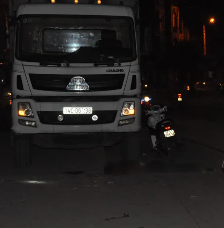 Hiện trường nơi Tới lao người vào xe tải tử tự.