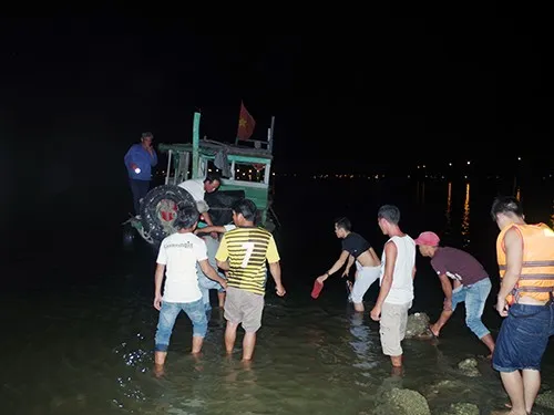 Lực lượng cứu hộ cùng với thợ lặn tìm kiếm thi thể nạn nhân. Lực lượng cứu hộ cùng với thợ lặn tìm kiếm thi thể nạn nhân