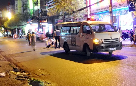 Nam thanh niên tông xe taxi, chân gãy vắt chéo lên bụng ảnh 2 Nạn nhân được đưa đi cấp cứu. Trước đó không ai dám di chuyển nạn nhân vì chân bị gãy vắt lên bụng