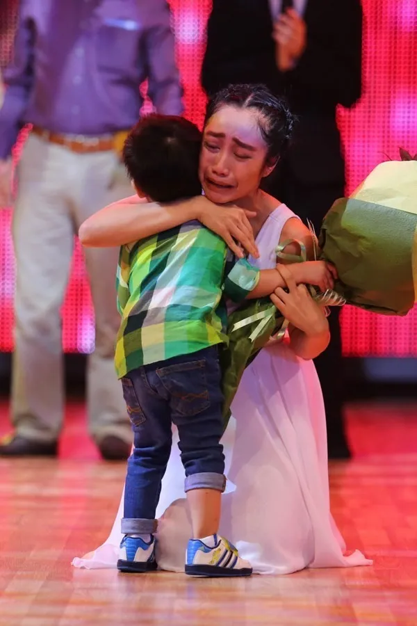 Ốc Thanh Vân ràn rụa nước mắt khi con trai cưng mang hoa lên sân khấu tặng trong đêm thi Bước Nhảy Hoàn Vũ. Hồng Nhung rất ít khóc nhưng trong một lần hát ca khúc Nhớ về Hà Nội, do quá nhập tâm nên cô cũng đứng khóc ngon lành trên sân khấu.